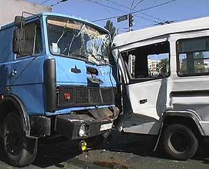 Вчера утром столкновение многотонного грузовика и маршрутного автобуса на два часа заблокировало движение на столичной улице вышгородской