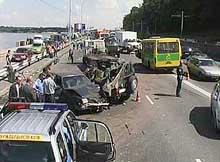 В результате столкновения маршрутки и двух автомобилей на столичном набережном шоссе погиб 22-летний водитель уаза