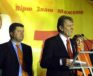 «порошенко и тимошенко довольно часто вступали в публичные споры, и, когда в них вмешивался ющенко, он обычно вставал на сторону порошенко»