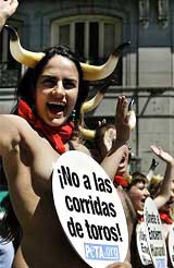 В защиту убиваемых на корридах быков выступили сотни полуголых испанцев