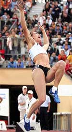 Россиянка елена исинбаева установила в швейцарии свой 14-й(! ) мировой рекорд в прыжках с шестом