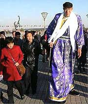 54-летний китаец ростом 2,36 метра будет признан самым высоким человеком в мире