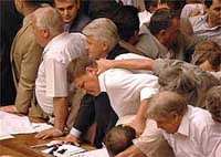 Ожесточенная драка в парламенте завершилась вчера тем, что спикера литвина грубо вытолкали с рабочего места