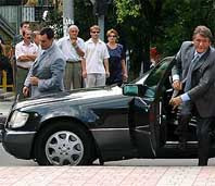 Виктор ющенко: «я остановил свою машину на осевой полосе перед мчавшимся эскортом с мигалками, закрыл глаза и подумал: «делайте, что хотите&#133; »