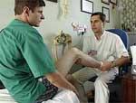 «если у вас болит колено, ни один врач не рискнет сразу назначить согревающий компресс. Это может быть опасно»