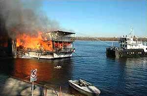 Спустя семь лет киевская плавучая гостиница-ресторан «посейдон» снова сгорела дотла и затонула в днепре