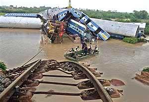За один день 59 индийцев погибли в результате терактов и 111&nbsp;— в железнодорожной катастрофе