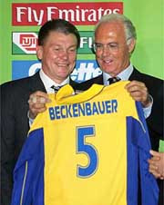 Из киева франц беккенбауэр уехал с желто-синей футболкой сборной украины с надписью «beckenbauer» и собственным бронзовым бюстом