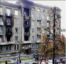 Отдышавшись, спасенная жительница горевшего вчера ночью дома на улице михаила коцюбинского в киеве, успела трижды(! ) подняться по пожарной лестнице в свою квартиру, спасая имущество
