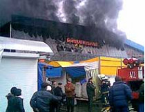 Специалисты ищут причину пожара, бушевавшего вчера на киевском рынке «борщаговский»