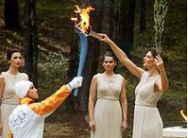 В греции зажгли олимпийский огонь для зимних игр 2006 года