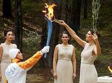 В греции зажгли олимпийский огонь для зимних игр 2006 года