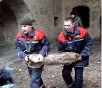 Чтобы предотвратить мощный взрыв, ровенский спасатель придерживал руками 100-килограммовую авиабомбу, пока ее поднимали из старинного подземелья