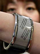 Японцы создали сверхтонкие часы с «мнущимся» циферблатом
