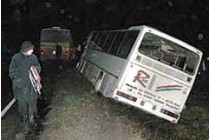 «поскользнувшись» на обледеневшей дороге, рейсовый автобус рухнул с моста в горный ручей