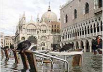Чтобы выйти на площадь сан-марко в венеции, туристы вынуждены покупать резиновые сапоги