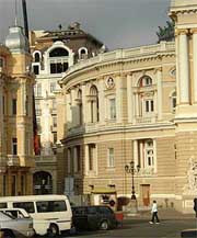 Возле знаменитого одесского оперного театра в элитном доме сносят незаконно построенные два этажа и мансарду