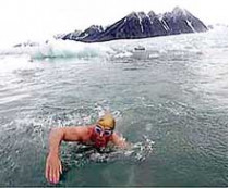 На украинской антарктической станции британский пловец установил мировой рекорд, преодолев в ледяной воде 1650 метров за 30 с половиной минут