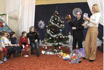 Пятилетние воспитанники детсада «умка», перечислившие 800 гривен на гамма-нож, получили в подарок к новому году кукольный театр, о котором мечтали