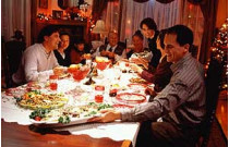 В святой вечер на праздничный семейный ужин не полагается опаздывать, а за столом нельзя ссориться
