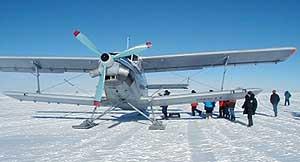 В уникальном полете через антарктиду на маленьком одномоторном самолете украинским пилотам пришлось отключить обогрев кабины, иначе не хватило бы топлива для двигателей