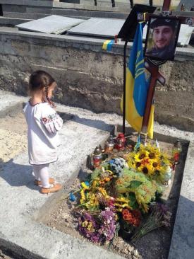 Мережу зворушило фото дочки на могилі загиблого на Донбасі батька