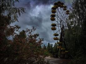 Мертвый город: в сети появились яркие фото осенней Припяти 