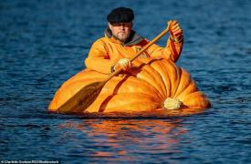 Хелловін: британець поставив рекорд, коли проплив по річці в гарбузі