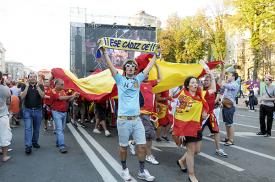 Евро-2012: фан-зона в предвкушении финального матча Испания - Италия