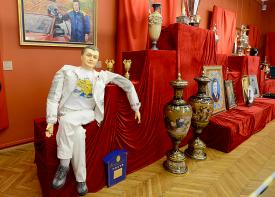 У столичному музеї влаштували виставку речей із резиденцій Януковича та Пшонки