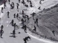 На велогонке в Альпах столкнулись сотни участников: эпическое видео 