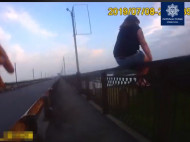 Три месяца вынашивала идею спрыгнуть с моста: в Кременчуге патрульные спасли девушку от суицида (видео)