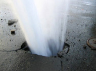 В Мариуполе из-под земли забил многометровый фонтан: видео с места ЧП