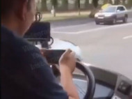 Водитель маршрутки в Киеве играл на телефоне прямо во время езды: сеть вскипела от возмущения