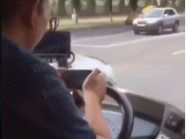 Водитель с мобилкой 