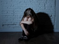 Набросился с ножом посреди улицы: в Черниговской области изнасиловали 15-летнюю девушку