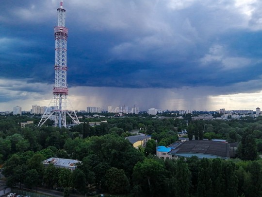 Киев в ожидании апокалипсиса: над столицей заметили зловеще темное небо (фото)