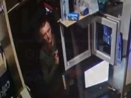 Ударил по голове и забрал все деньги: в сети показали опасного вора, орудующего в Киеве (видео)