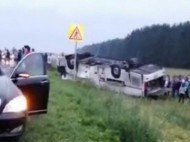 Смертельное ДТП в России: перевернулся автобус с десятками пассажиров (видео)