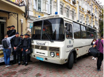 автобус, полиция у Подольского суда