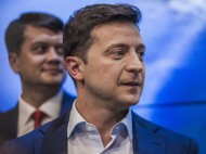 Tesla вместо велосипеда: "слуга народа" Зеленский обратился к украинцам из салона элитного электрокара (видео)