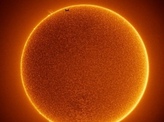 МКС на фоне Солнца
