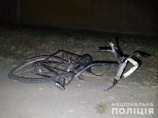 Велосипедист ударил машину Велосипедист ударил машину