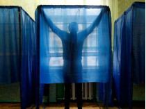 Сеть взбудоражило фото избирателя со спущенными штанами: выяснилась история снимка