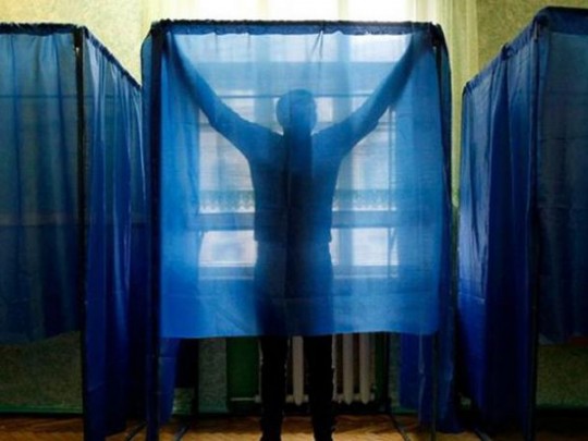 Сеть взбудоражило фото избирателя со спущенными штанами: выяснилась история снимка