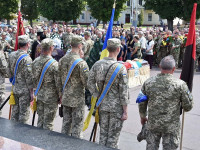 В Хмельницком тысячи людей пришли проститься с погибшим на Донбассе бойцом Богданом Бигусом (фото)