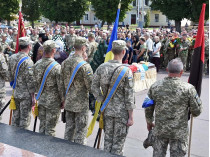 В Хмельницком тысячи людей пришли проститься с погибшим на Донбассе бойцом Богданом Бигусом (фото)