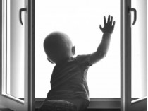 Ребенок на окне