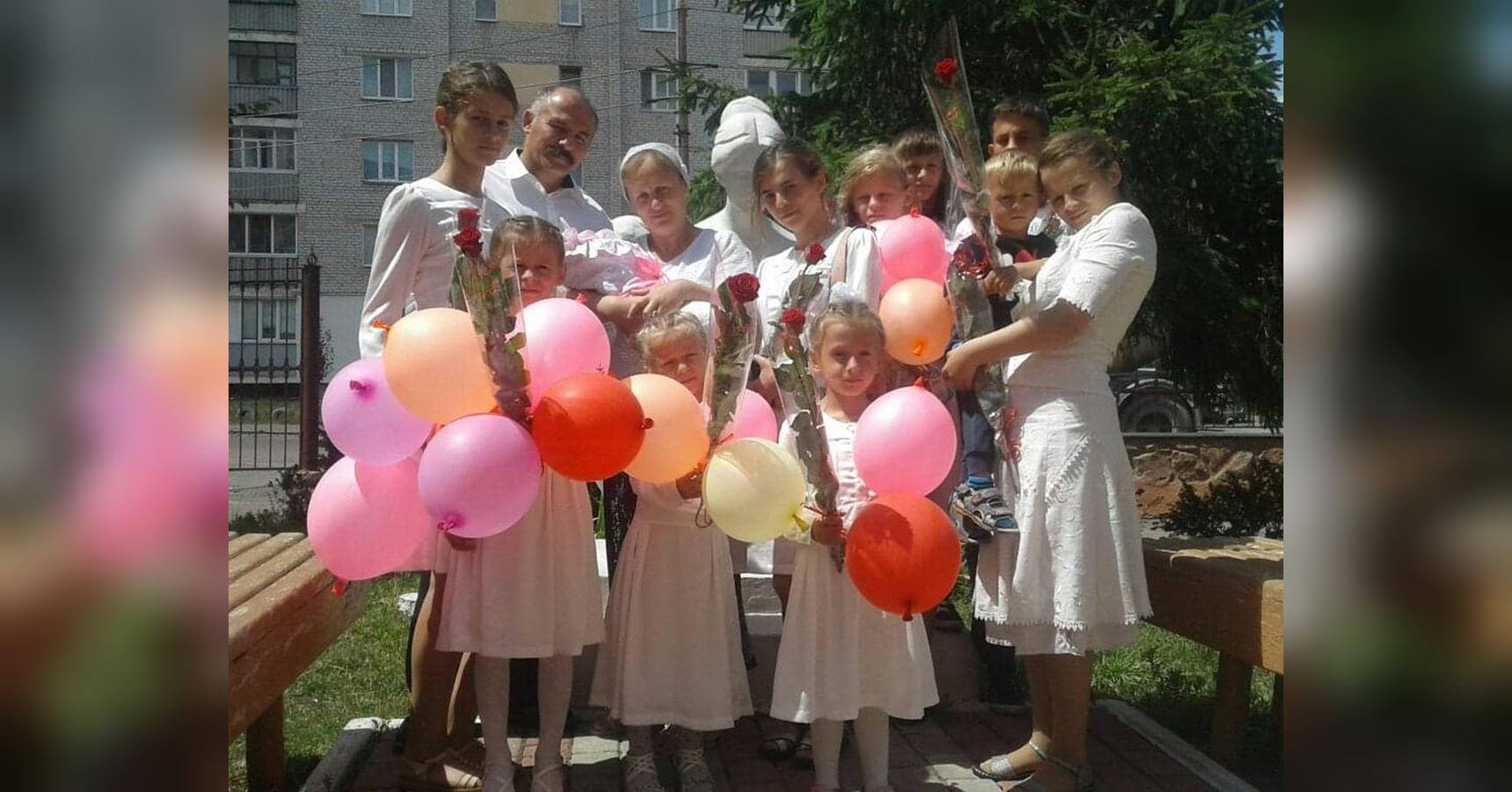 Свекровь родила 14-го ребенка, а невестка — третьего: роды прошли почти  одновременно (фото) - «ФАКТЫ»