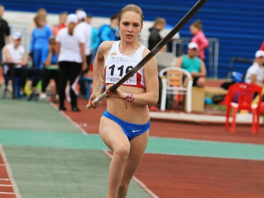 Российская спортсменка отпраздновала победу на чемпионате Европы с пледом, поскольку флаг РФ запрещен (видео)